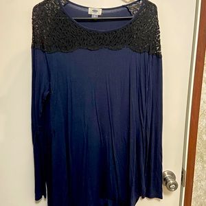 Lace tunic with a split side
